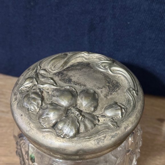 Vintage Clear Pressed Glass biscuit/tobacco Jar with Ornate metal lide - Picture 2 of 5